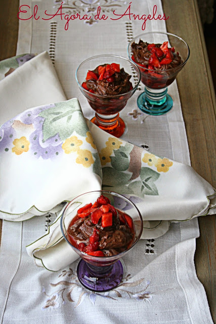 Copa de fresa, chocolate, yogur