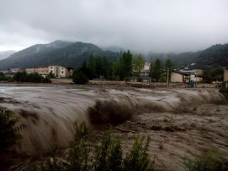 Banjir Bandang Dahsyat Menerjang Iran, Ini Videonya Banjir Bandang Dahsyat Menerjang Iran, Ini Videonya