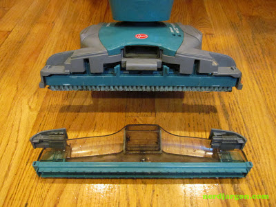 Hoover FloorMate H2800 shown with nozzle detached Hoover FloorMate H2800 shown with nozzle detached