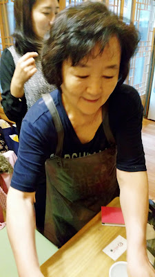 Kim eonni showed us how to make Jumeokbab (주먹밥 = fist-size rice ball / onigari) Kim eonni showed us how to make Jumeokbab (주먹밥 = fist-size rice ball / onigari) | www.meheartseoul.blogspot.sg