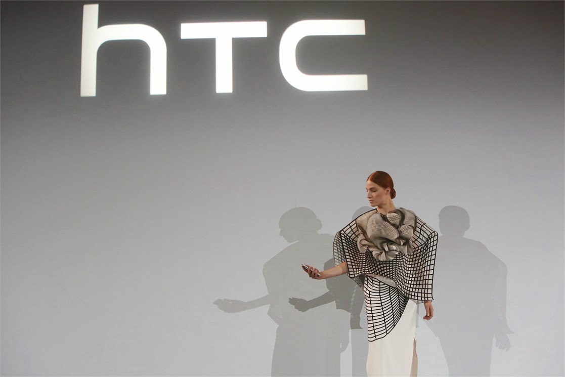 NOA RAVIV & HTC VESTIDO FUTURISTA