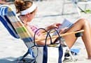Cosa mangiare per ottenere un'abbronzatura sicura e perfetta Donna che si abbronza al mare