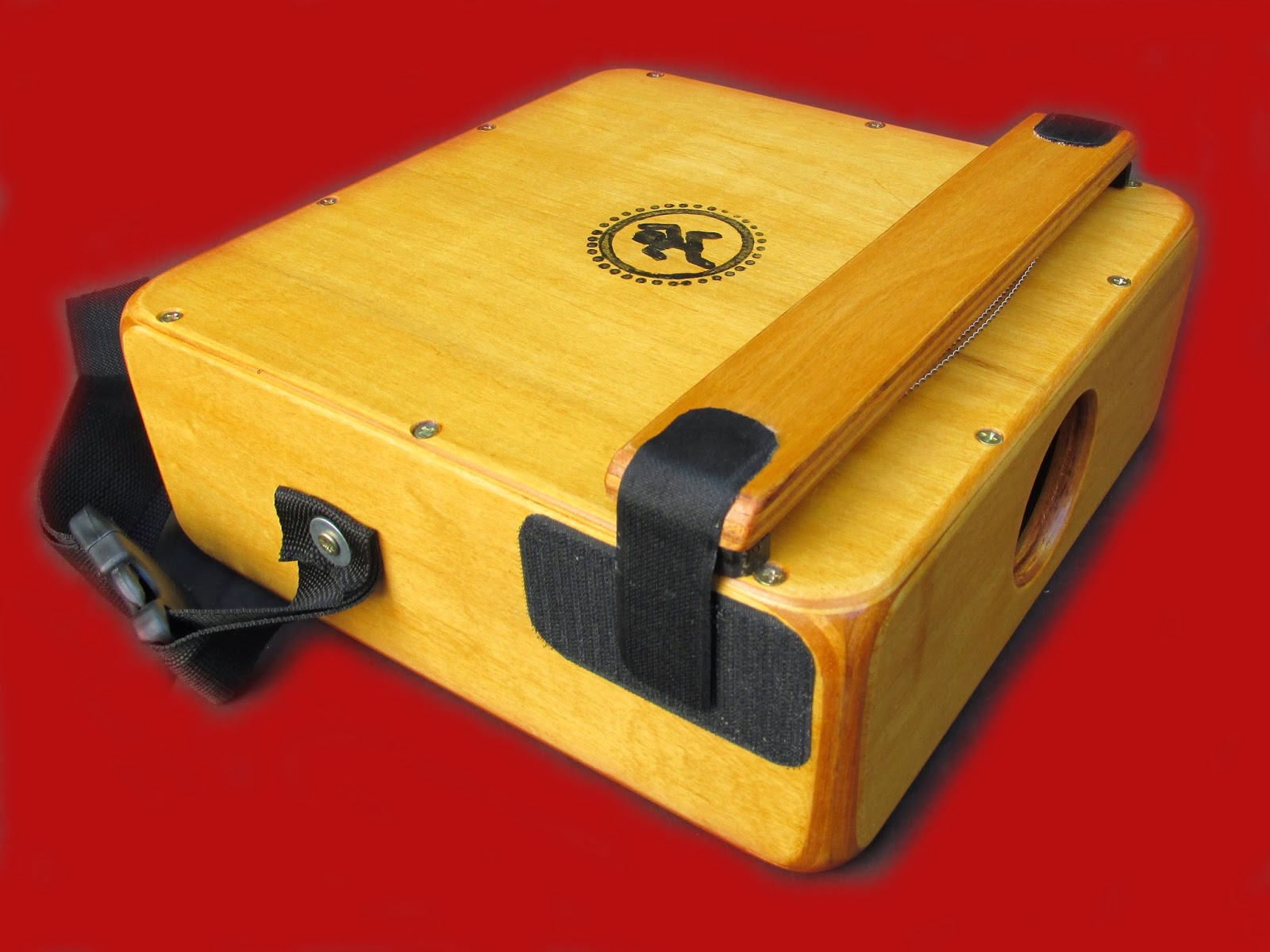 Pepe Mensi Instrumentos de percusion. Cajon portatil peruano