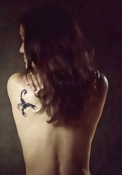 tatuagens de escorpioes nas costas femininas