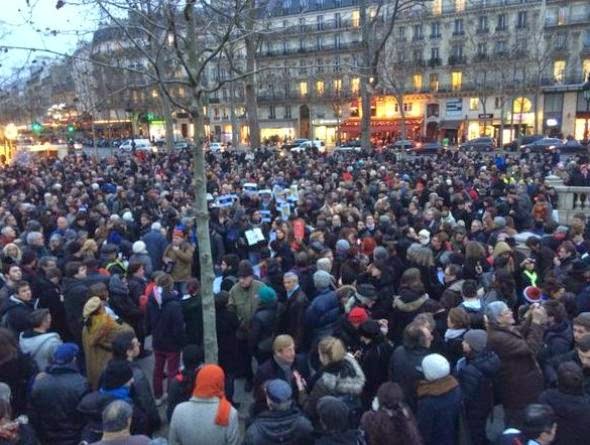 Με πένες και δάκρυα στα μάτια χιλιάδες Γάλλοι στους δρόμους του Παρισιού [pics]