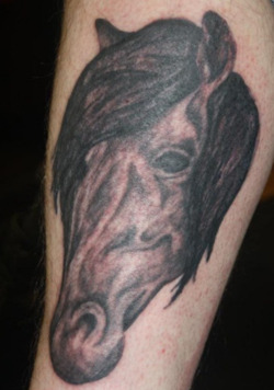 tatuaje de un caballo con el cabello de justin bieber 