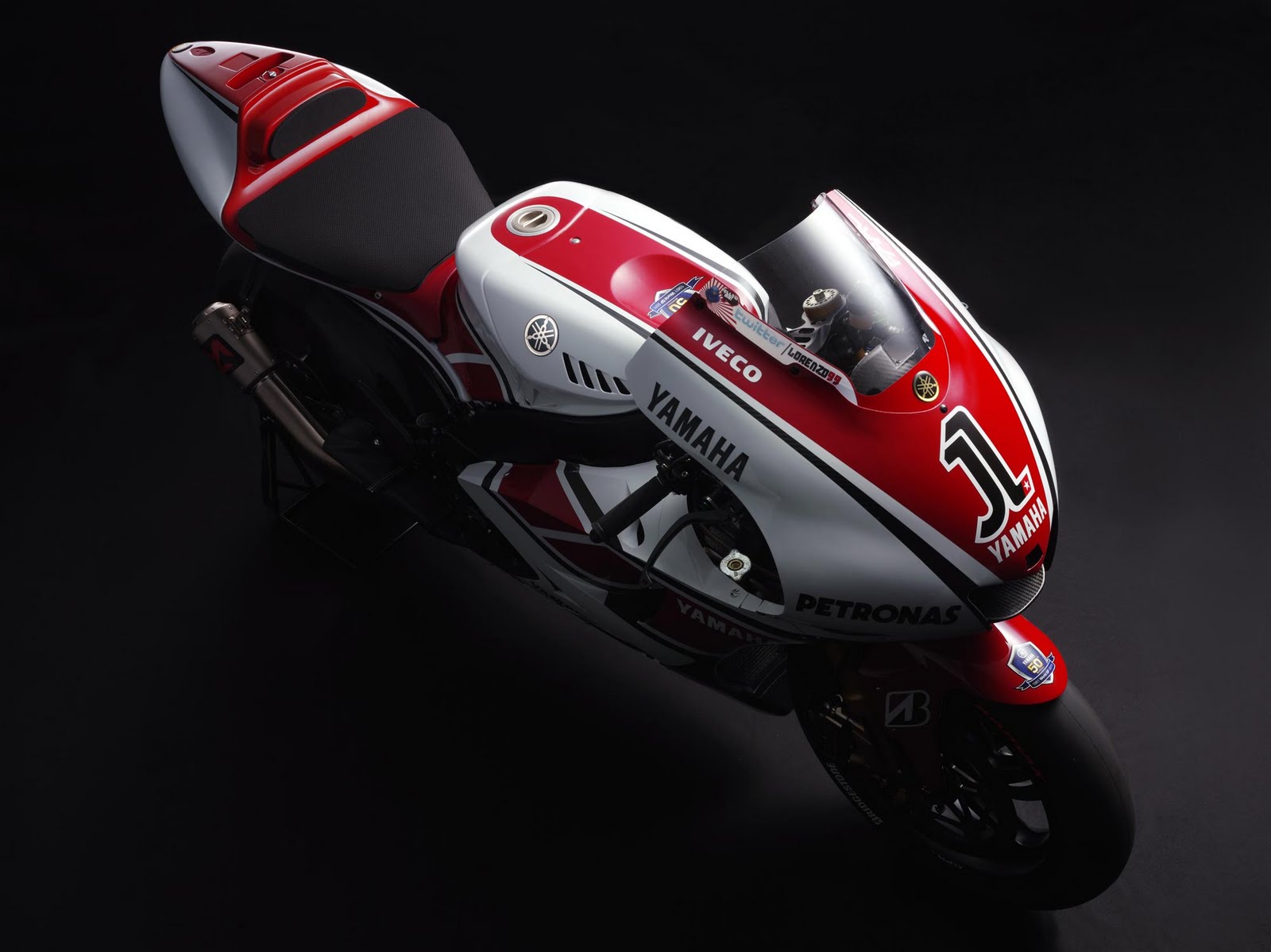 http://4.bp.blogspot.com/-O6RMVbQSQ_U/TgjPz12maII/AAAAAAAAAJY/LWSA-nbxdqI/s1600/yamaha-yzr-m1-wgp-50th-anniversary-edition-motogp-4.jpg