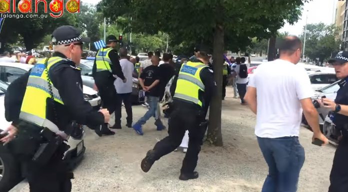 Συγκλονιστικό βίντεο – Έλληνες της Μελβούρνης κυνήγανε Σκοπιανούς στο συλλαλητήριο της Αυστραλίας Συγκλονιστικό βίντεο – Έλληνες της Μελβούρνης κυνήγανε Σκοπιανούς στο συλλαλητήριο της Αυστραλίας