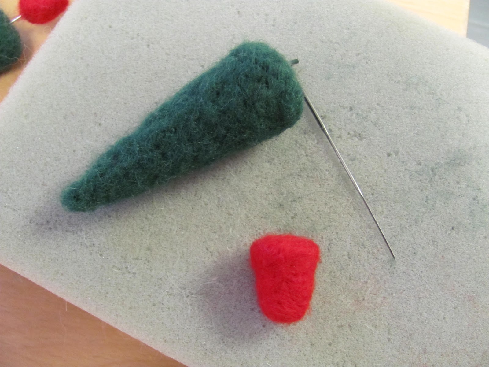 Make Atelier TUTORIAL tiny needle felted Christmas trees