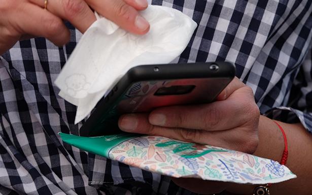 IMSS exhorta a la población a limpiar con regularidad sus teléfonos móviles