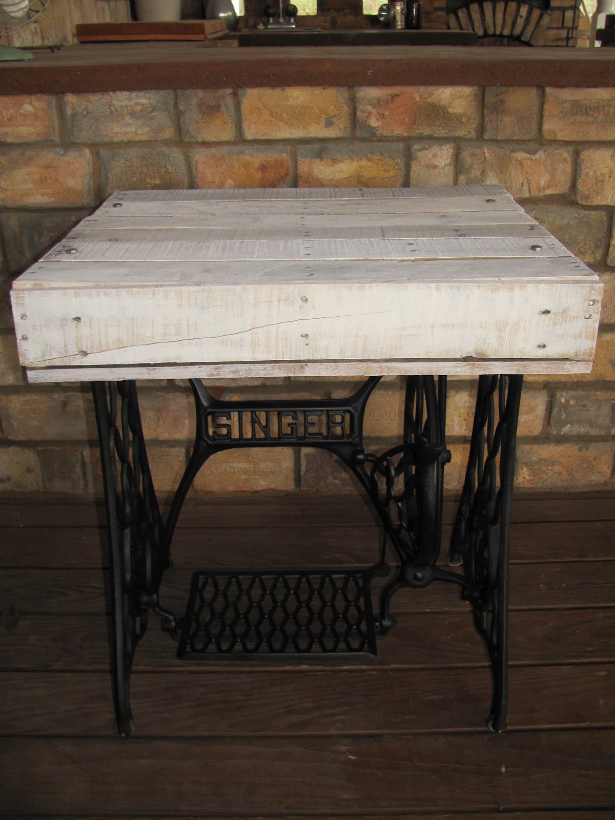 Life is "Grand": My lastest project - repurposed pallet & old sewing