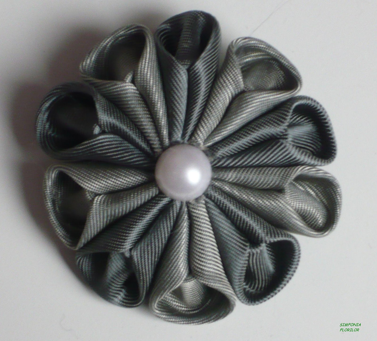 Floare kanzashi - http://simfoniaflorilor.blogspot.ro Floare kanzashi - http://simfoniaflorilor.blogspot.ro