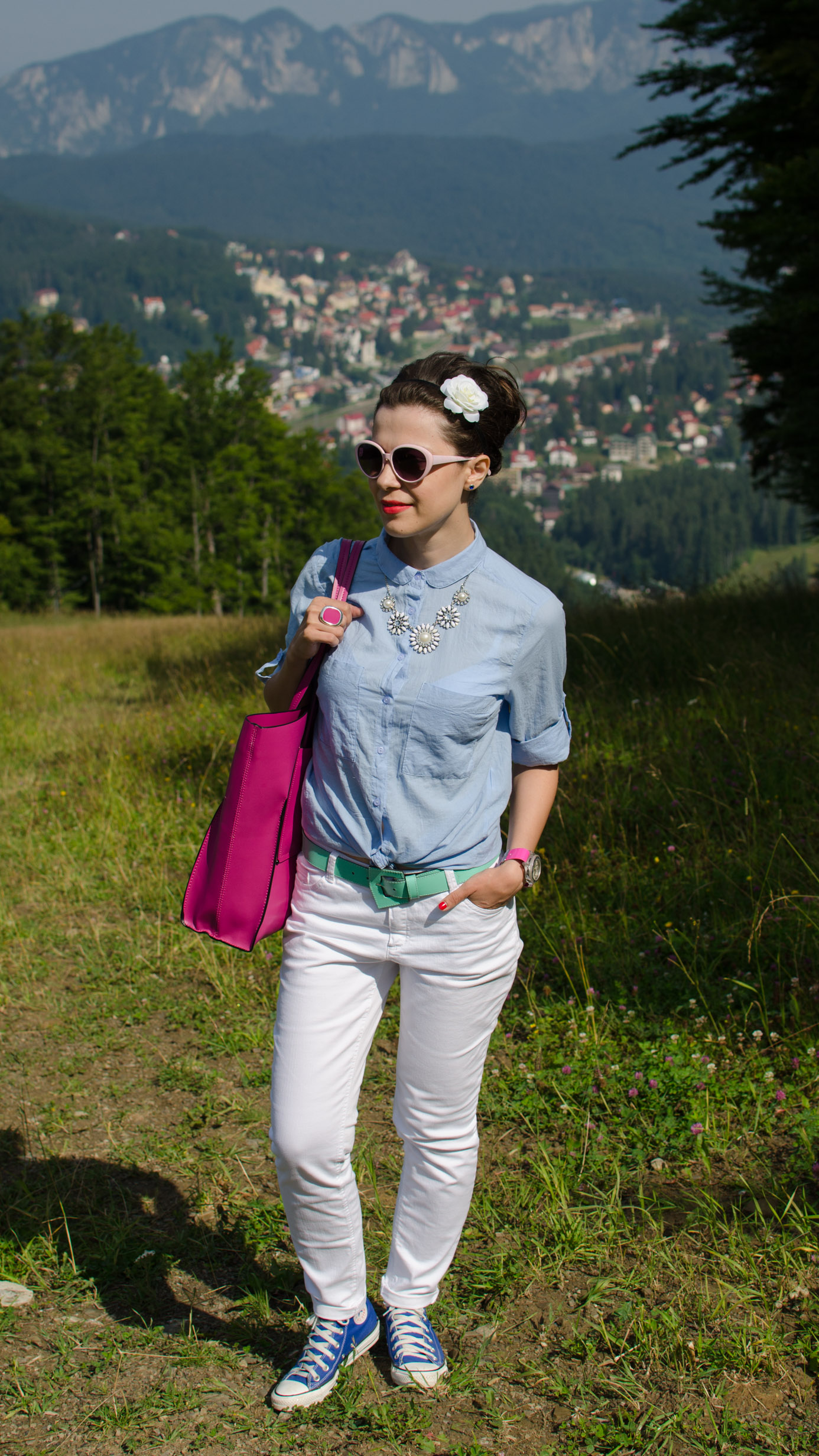 white jeans loose boyfriend shirt fuchsia bag zara C&A converse cobalt blue sneakers holiday outfit mountains