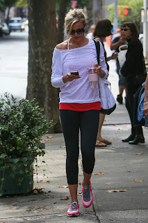 Cameron Diaz typing a message on her phone