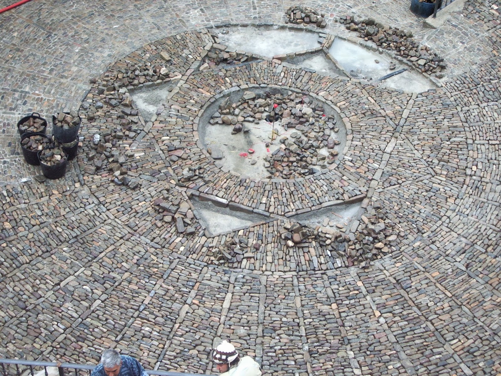 Fábrica del empedrado de la fuente de la Plaza del Olmo. San Román de Cameros Fábrica del empedrado de la fuente de la Plaza del Olmo. San Román de Cameros