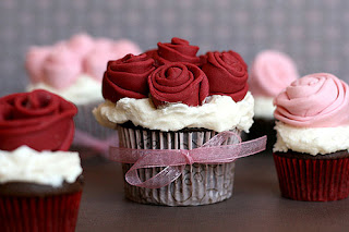 Cupcakes con nata y decoración de rosas