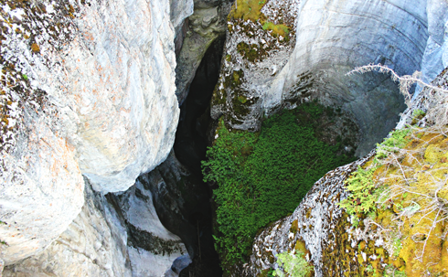 maligne canyon jasper alberta rocky mountains travel photography