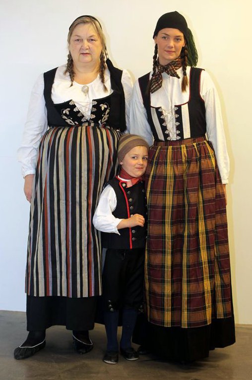 FolkCostume&Embroidery Þjóðbúningurinn, National costumes of Iceland, part 2, Upphlutur