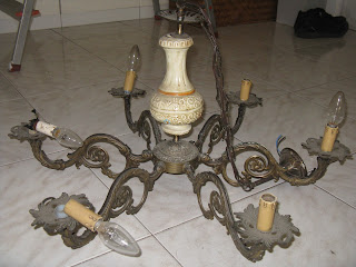 riciclo da lampadario a portatorte riciclo creativo da lampadario a portatorte