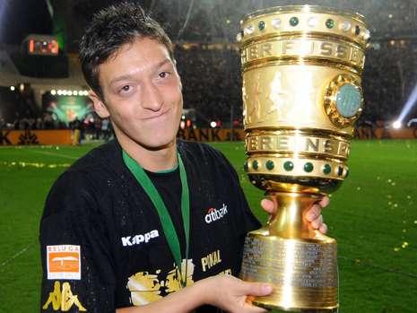 Sports: Mesut Özil Profile and pics