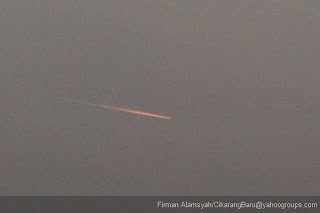 Foto penampakan Fenomena Jejak Api di Langit Bekasi