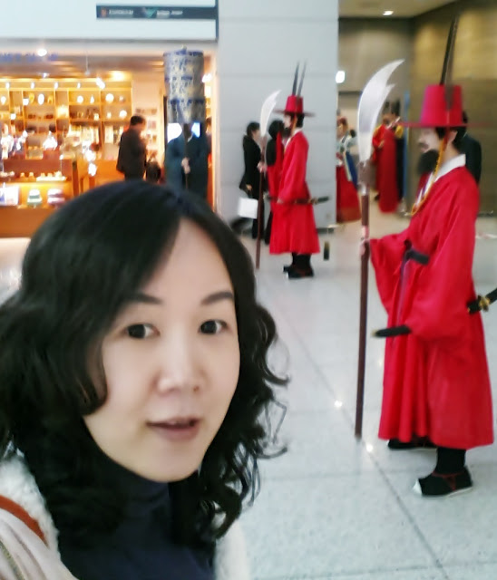 You can actually witness Royal Guard Changing Ceremony at palaces. www.meheartseoul.blogspot.com | KTO Incheon Airport