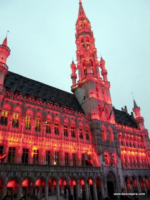 Iluminación del Ayuntamiento durante el espectáculo navideño de luz y sonido Ayuntamiento Stadhuis, Grand Place Bruselas
