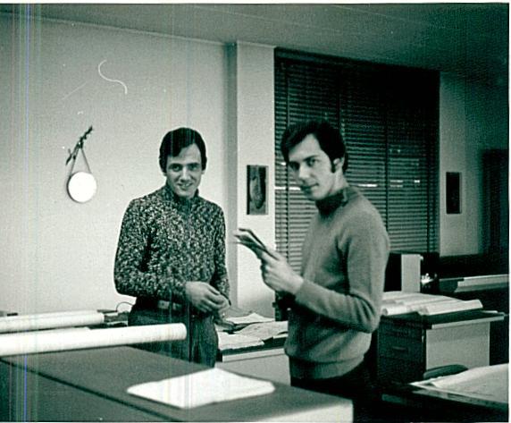 Ci-dessous Aldo Gariglietto Brachet au travail dans le bureau (première à gauche) à la firme «ARIS-