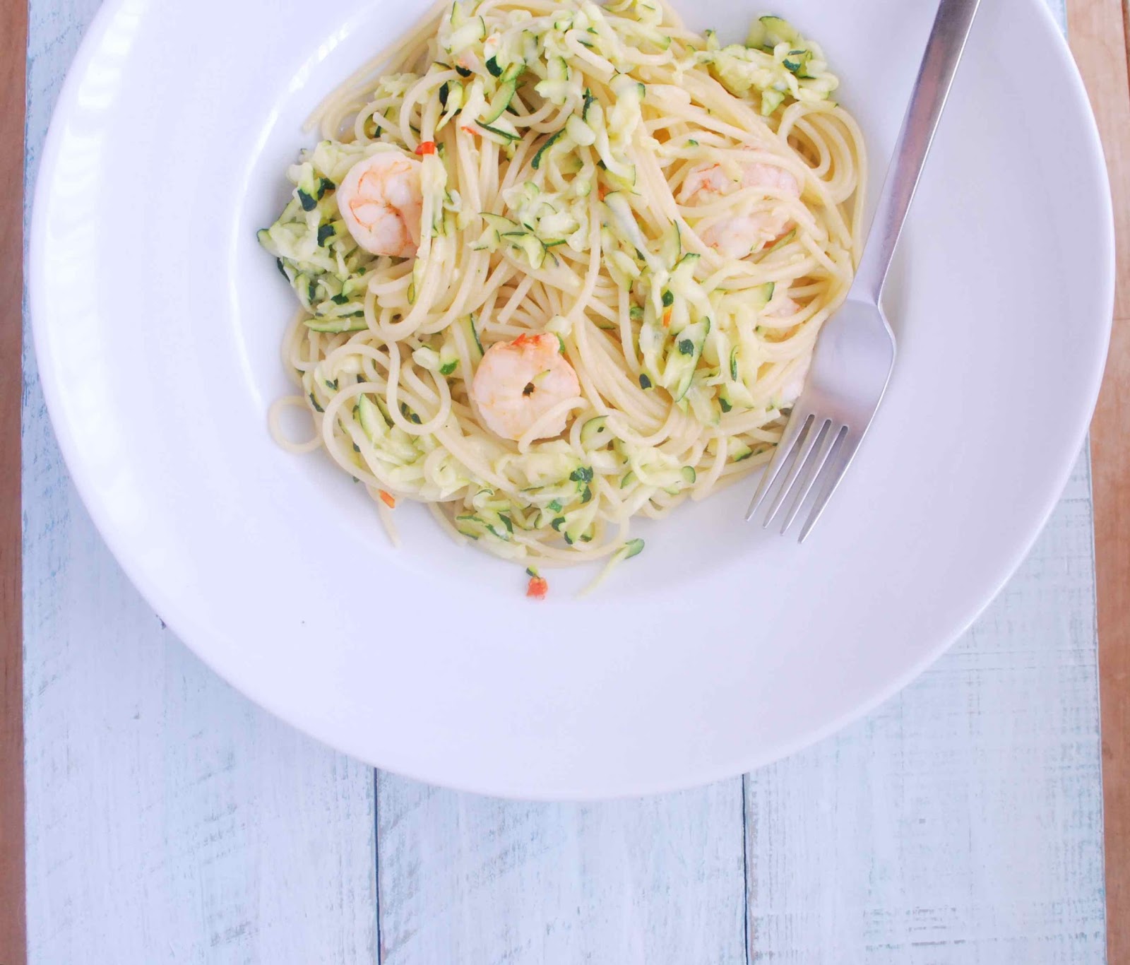 Spaghetti z krewetkami i cukinia.