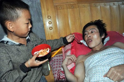 Lima Kisah Anak Kecil Rawat Orang Tua Paling Mengharukan di Dunia Lima Kisah Anak Kecil Rawat Orang Tua Paling Mengharukan di Dunia