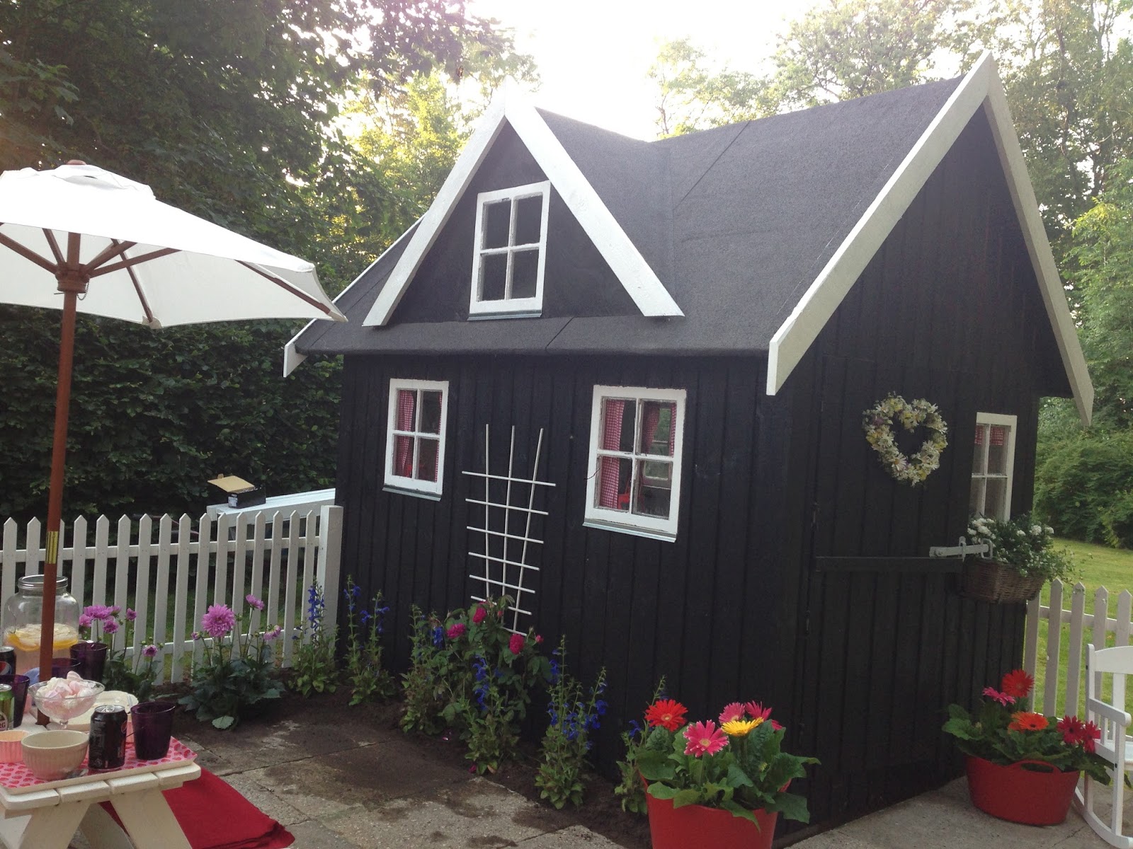 Fru pedersens have: merle og almas legehuse.