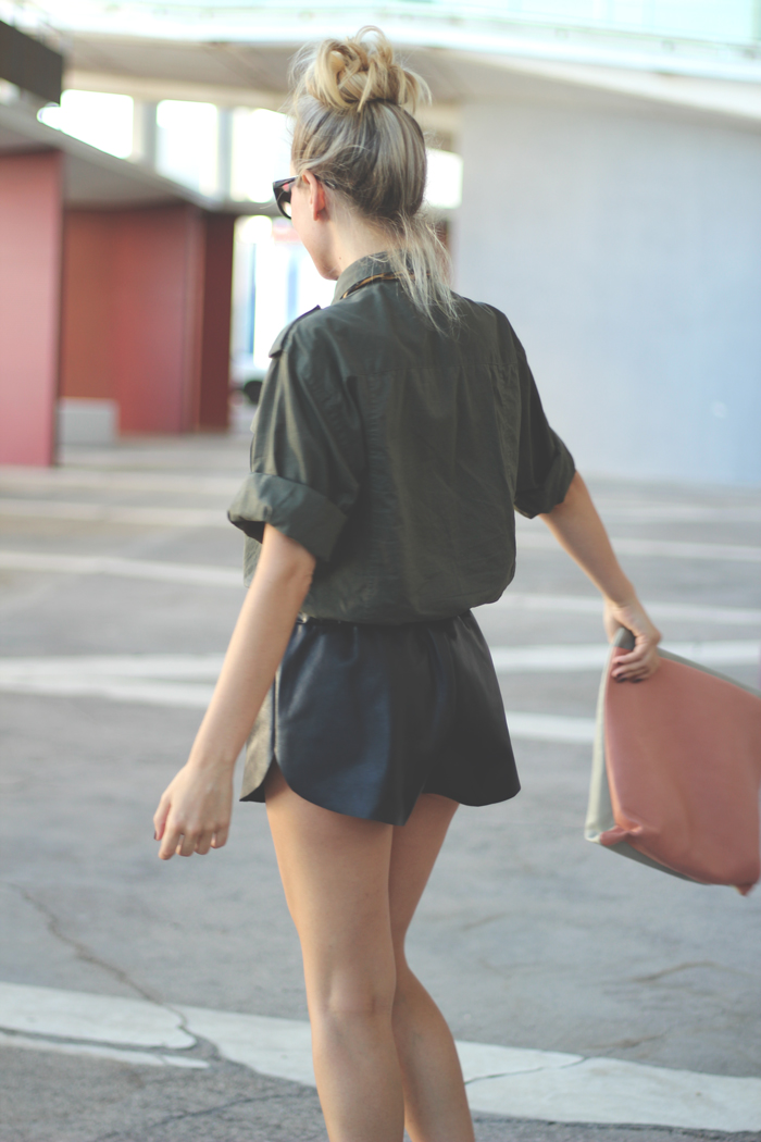My Showroom Mlitary trend, street style, my showroom, fashion blogger, leather shorts, leopard print, red lips,