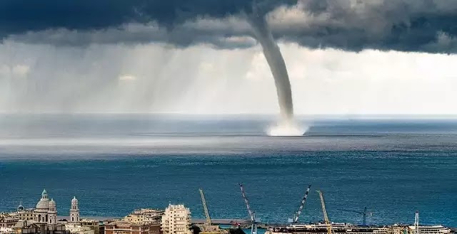 Έμειναν άφωνοι στην Τήνο: Ο υδροστρόβιλος που σάρωσε το λιμάνι (video) Έμειναν άφωνοι στην Τήνο: Ο υδροστρόβιλος που σάρωσε το λιμάνι (video)