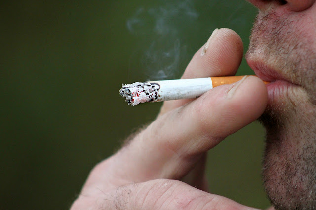 لماذا المدخنون أكثر عرضة للسعال والكحة كثيراً؟