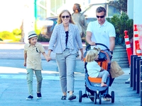 Família Huck passeando por Malibu, em janeiro de 2012