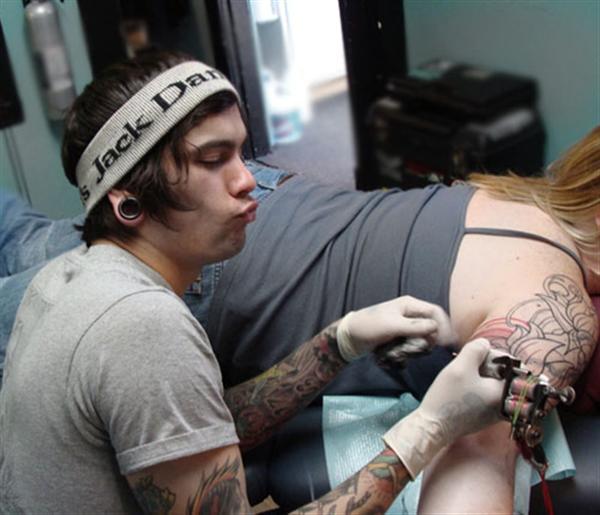 preguntas extremas para una mujer tatuadores trabajando sobre mujeres fotos de tatuajes preguntas extremas para una mujer tatuadores trabajando sobre mujeres fotos de tatuajes