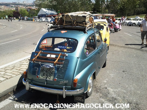Los SEAT 600 más castizos acuden a la Pradera de San Isidro (Madrid)