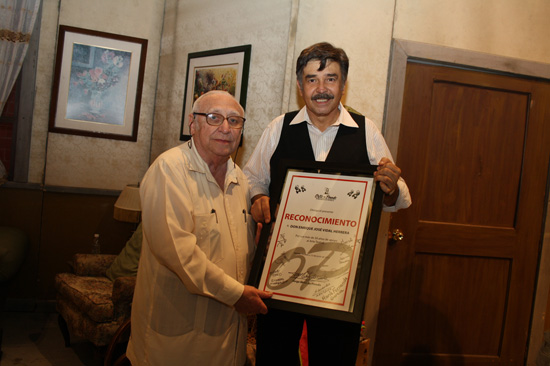 Emotivo homenaje a Don Enrique Vidal Herrera durante el estreno de &quot;Una Familia de Diez&quot; - Libertad de Expresión Yucatán (LEY)