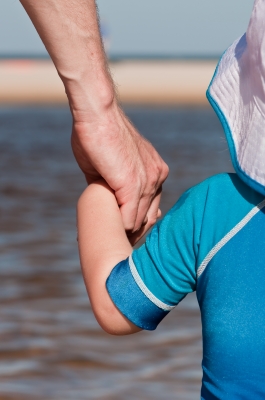 Sonpadres que se muestran poco afectuosos con sus hijos y con bajos