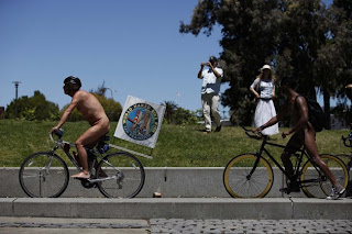 FOTO: Aksi Peringati Hari Bersepeda Dengan Bugil