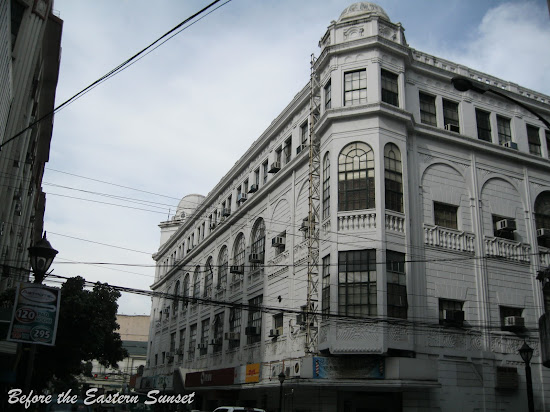 Regina Building located along Kalye Escolta.