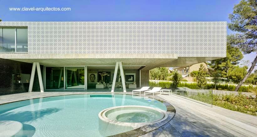 Original casa minimalista - Clavel Arquitectos Residencia minimalista elevada en Guadalupe, México
