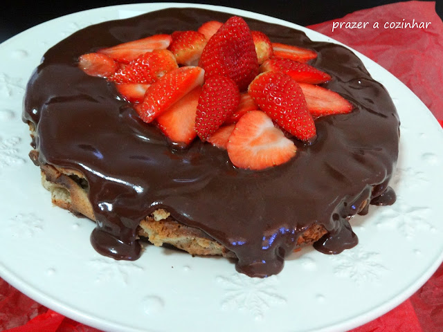 prazer a cozinhar - bolo de avelã com chocolate e morangos