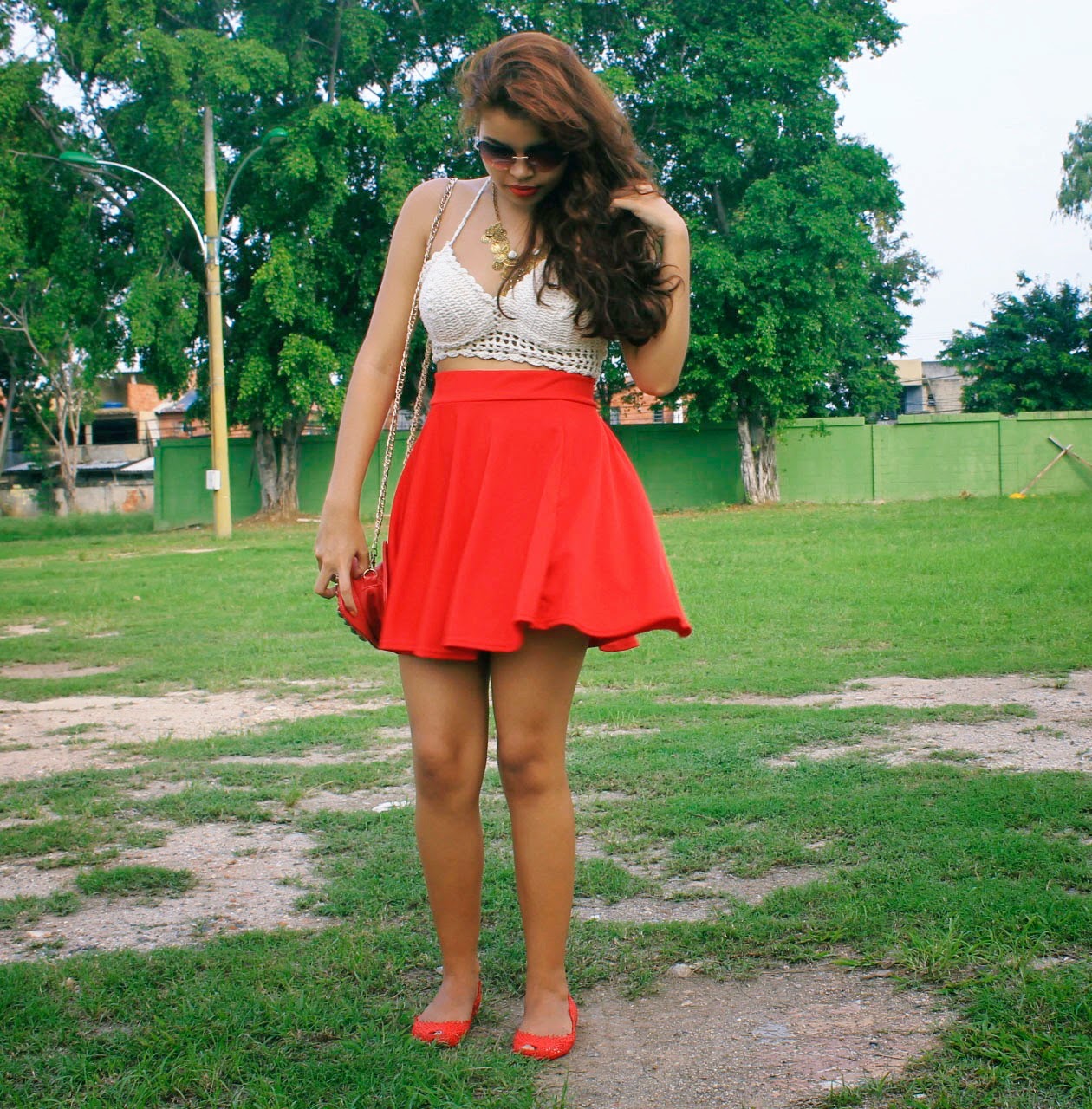 Look cropped de crochê, look saia vermelha, look romântico, look vermelho, chapéu floppy, oasap Look cropped de crochê, look saia vermelha, look romântico, look vermelho, chapéu floppy, oasap