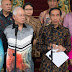 Foto Kebaya Kutu Baru Bahan Dobi Iriana vs Baju Kurung Melayu Menurut Pengamat Mode