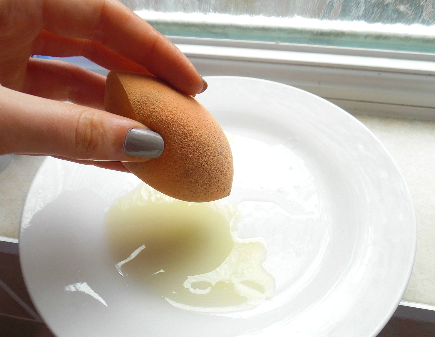 The Cheap & Easy Way To Clean Your Makeup Sponge Getting to Nomi