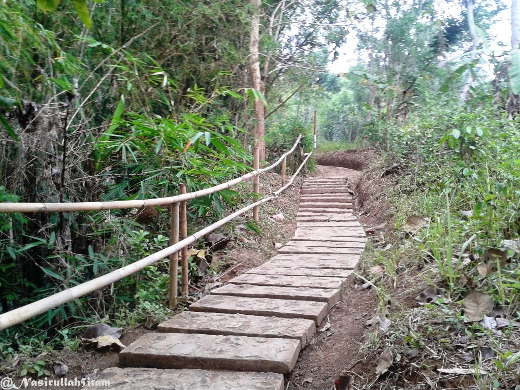 Jalan menuju atas Punthuk Setumbu Jalan menuju atas Punthuk Setumbu