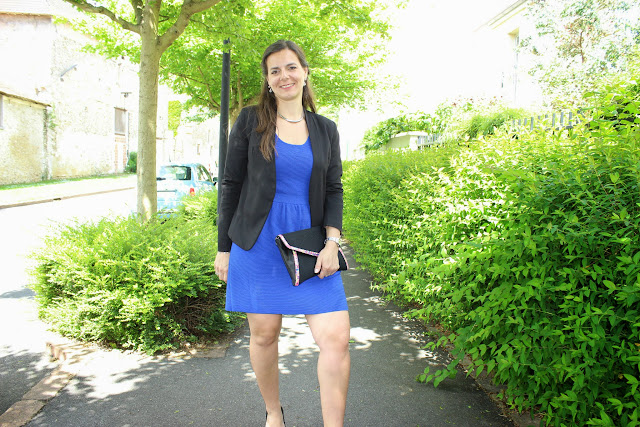 Veste noire, robe bleue klein, pochette minellix hash