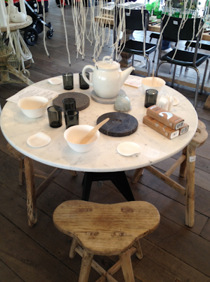 table et luminaires chez Merci Paris