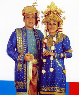 Baju+Adat+Palembang Dian Sastro memakai Baju Kurung Palembang sewaktu acara lamaran...